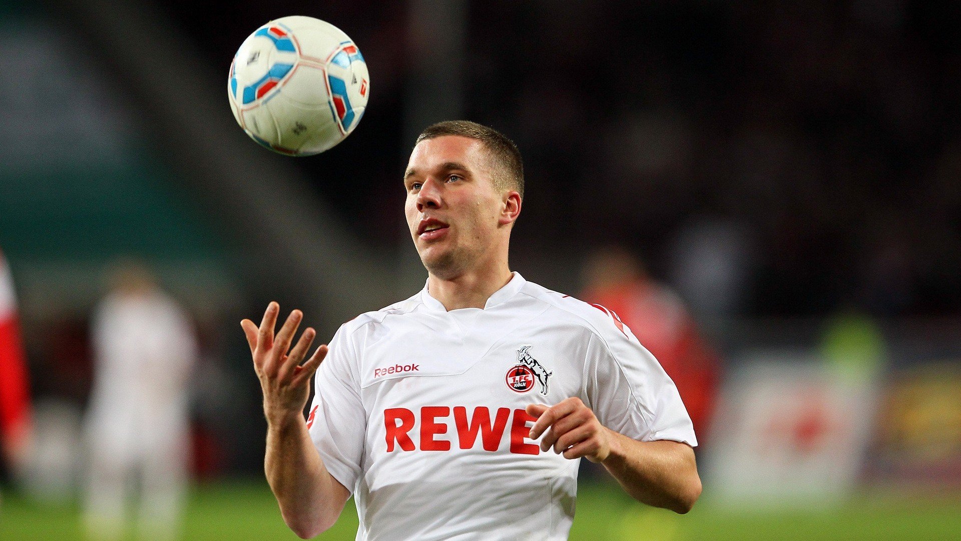 爱游戏体育-球队发布全员合照致敬赛季努力定格拼搏瞬间凝聚团队精神，球队合照说说